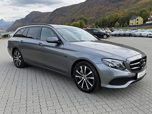 Mercedes-Benz E300 de 2 of 13