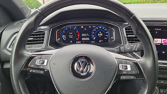 Volkswagen T-Roc 8 of 23