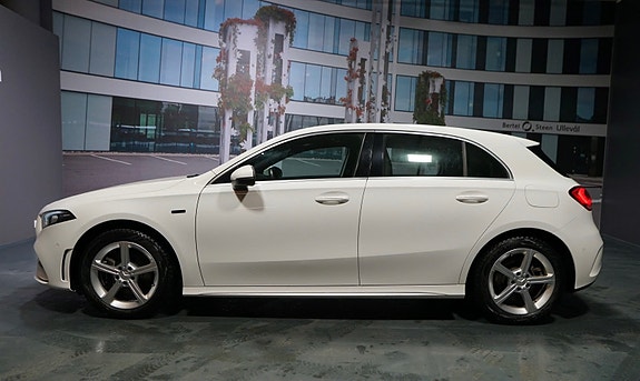 Mercedes-Benz A250 e 3 of 18