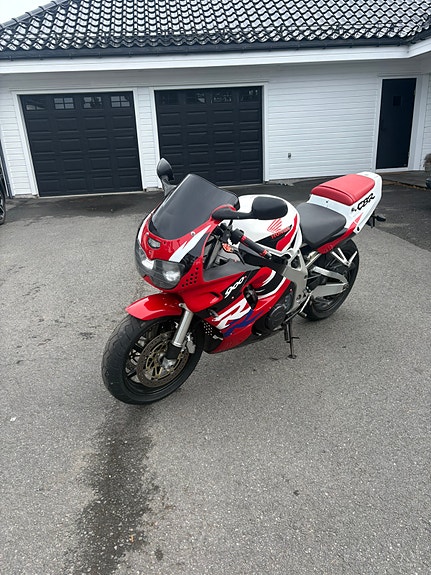 Honda CBR 900 RR 2 of 11