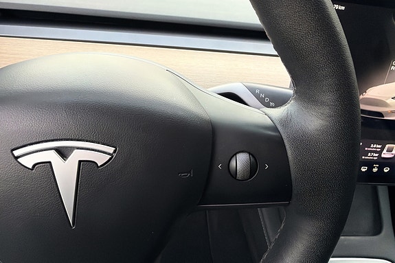 Tesla Model Y 15 of 21