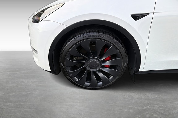 Tesla Model Y 9 of 21