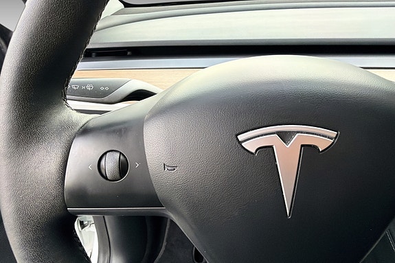 Tesla Model Y 14 of 21