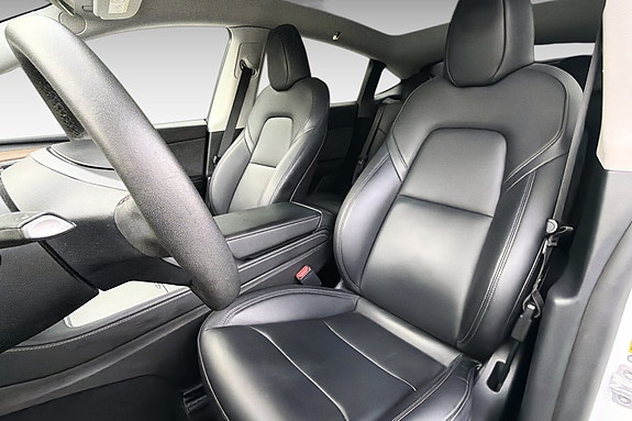 Tesla Model Y 10 of 21