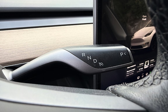 Tesla Model Y 16 of 21