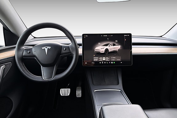 Tesla Model Y 12 of 21