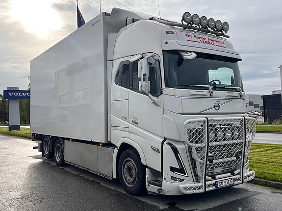 Volvo FH16 750 6x2 Bussbygg skap 4 of 17
