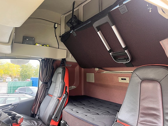 Volvo FH16 750 6x2 Bussbygg skap 11 of 17