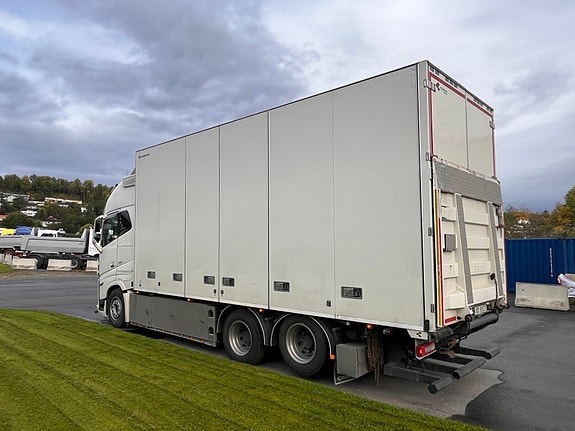 Volvo FH16 750 6x2 Bussbygg skap 2 of 17