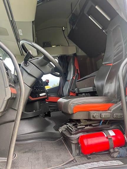 Volvo FH16 750 6x2 Bussbygg skap 9 of 17