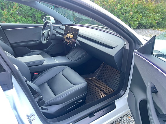 Tesla Model 3 7 of 11