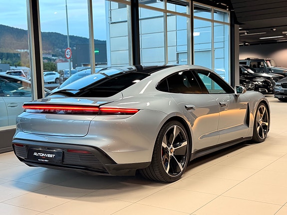 Porsche Taycan 10 of 30