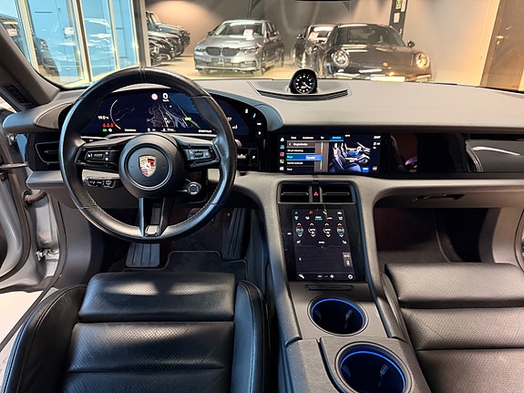 Porsche Taycan 18 of 30