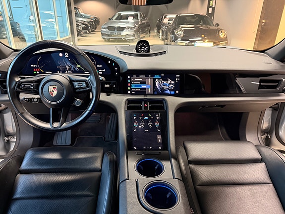 Porsche Taycan 17 of 30