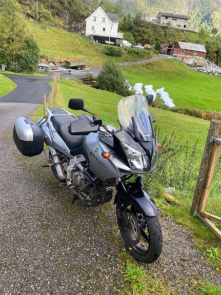 Suzuki DL 650 V-Strom 3 of 17