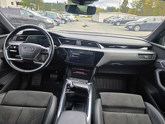 Audi e-tron 12 of 22