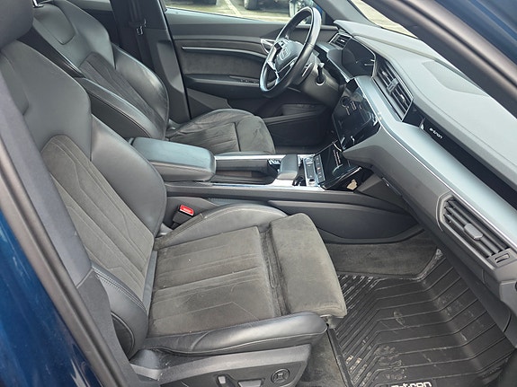 Audi e-tron 10 of 22