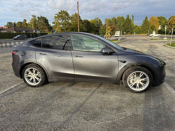 Tesla Model Y 13 of 27