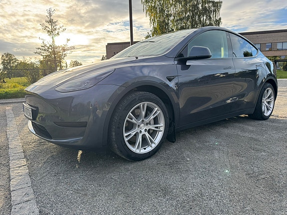 Tesla Model Y 17 of 27