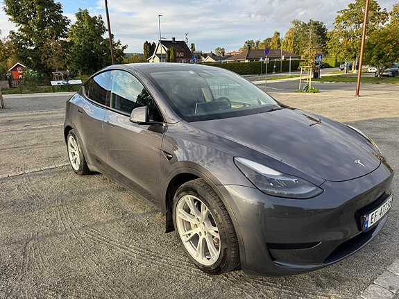 Tesla Model Y 14 of 27