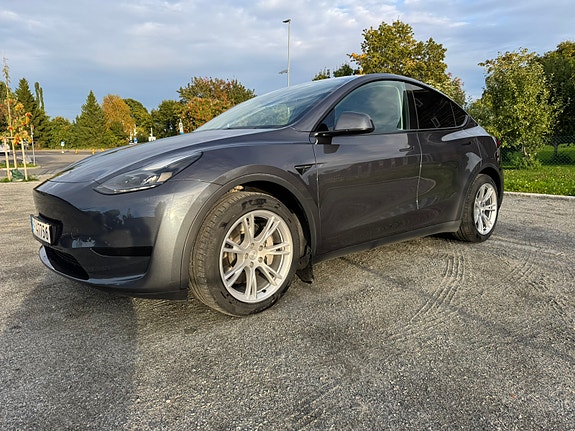 Tesla Model Y 5 of 27