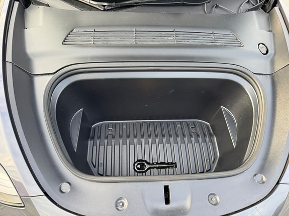Tesla Model Y 6 of 27