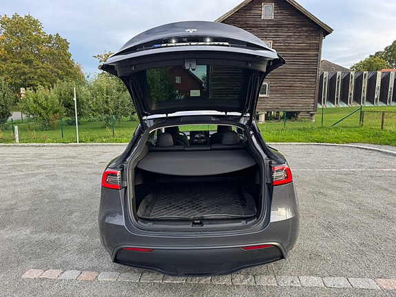 Tesla Model Y 25 of 27