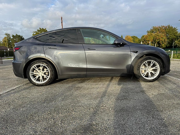 Tesla Model Y 10 of 27