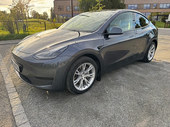 Tesla Model Y 16 of 27