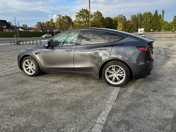 Tesla Model Y 2 of 27