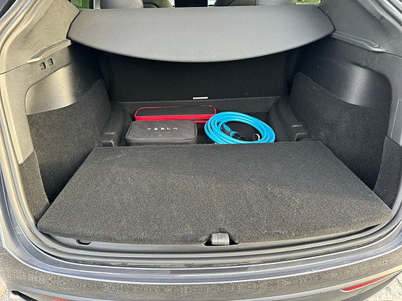 Tesla Model Y 24 of 27