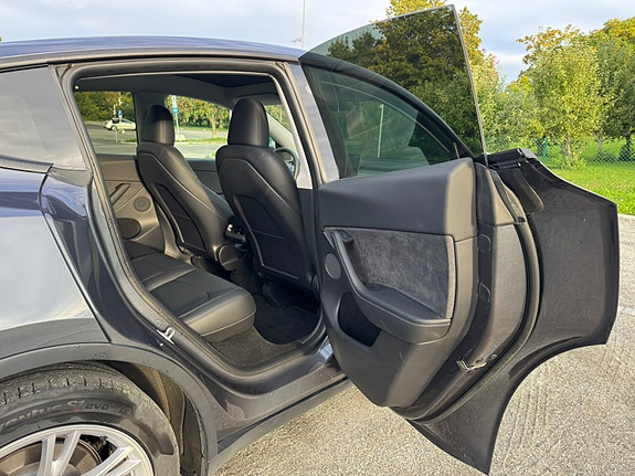 Tesla Model Y 12 of 27
