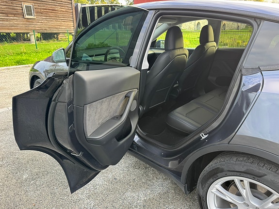 Tesla Model Y 9 of 27