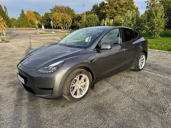 Tesla Model Y 4 of 27