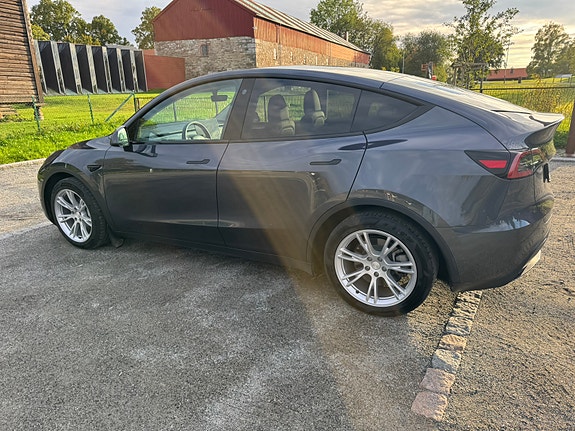 Tesla Model Y 19 of 27