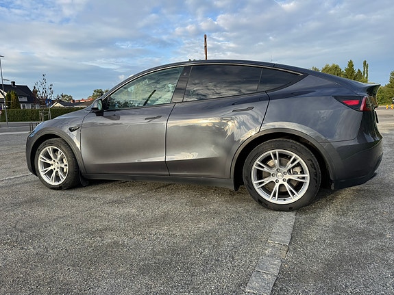 Tesla Model Y 3 of 27