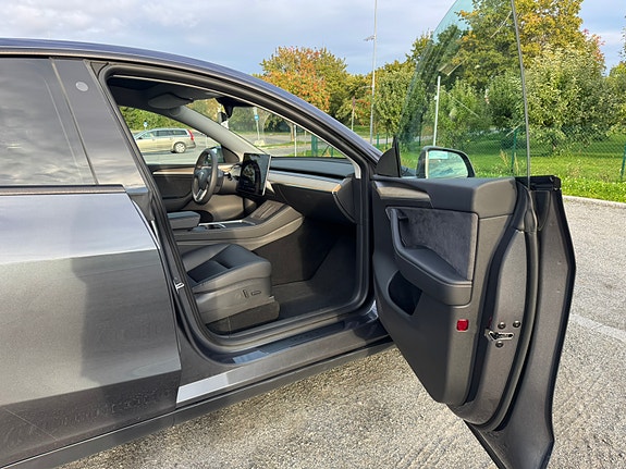 Tesla Model Y 11 of 27