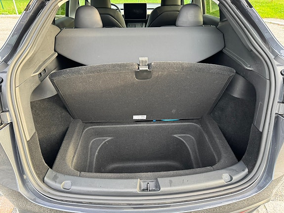 Tesla Model Y 23 of 27