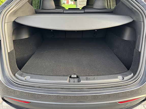 Tesla Model Y 22 of 27