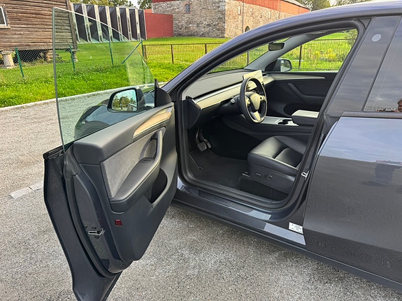 Tesla Model Y 8 of 27
