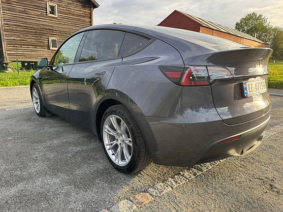Tesla Model Y 20 of 27