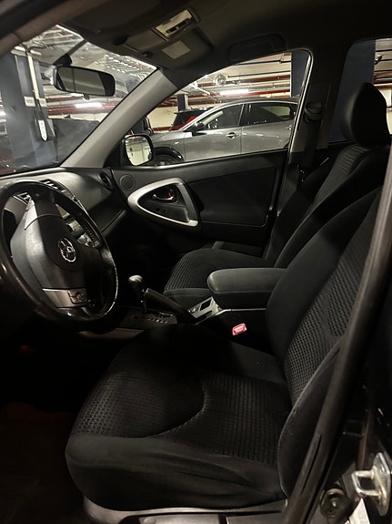 Toyota RAV4 3 of 6