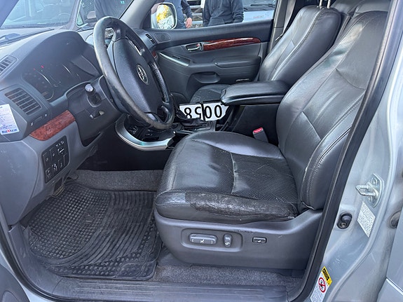 Toyota Land Cruiser 12 of 30