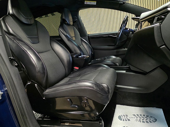 Tesla Model X 25 of 30