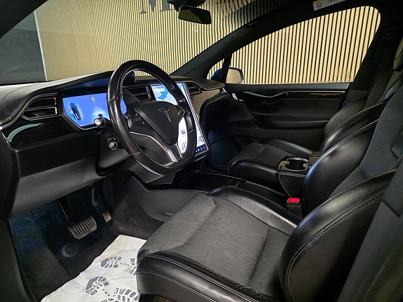 Tesla Model X 14 of 30