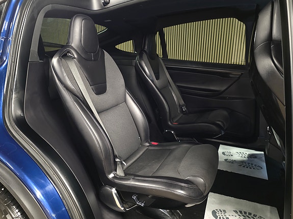 Tesla Model X 23 of 30