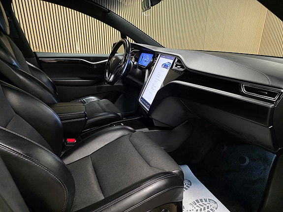 Tesla Model X 26 of 30