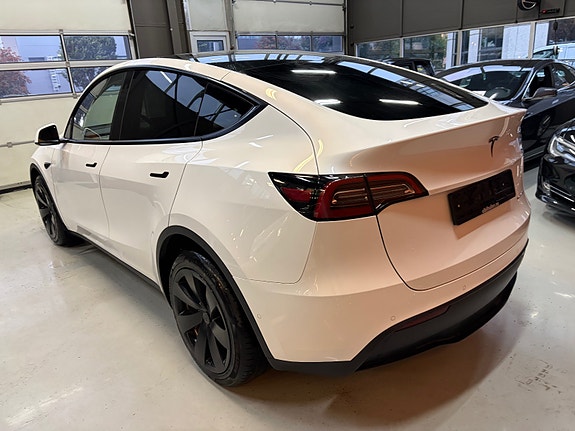 Tesla Model Y 5 of 30