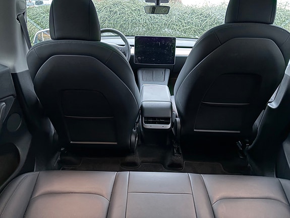 Tesla Model Y 13 of 30