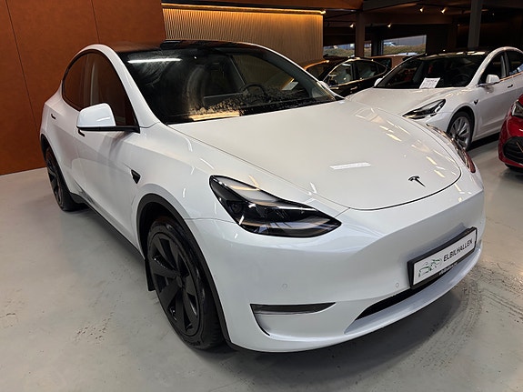 Tesla Model Y 4 of 30